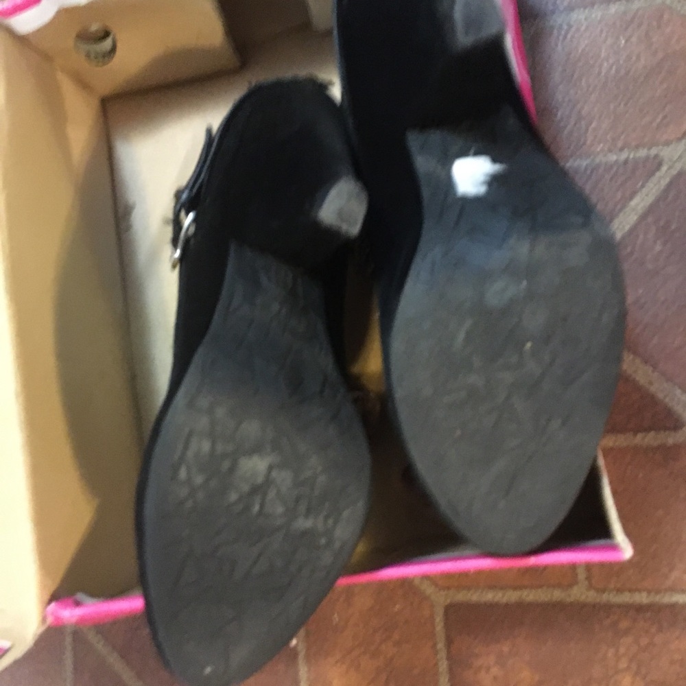 Shoes - Picture 4 of 4